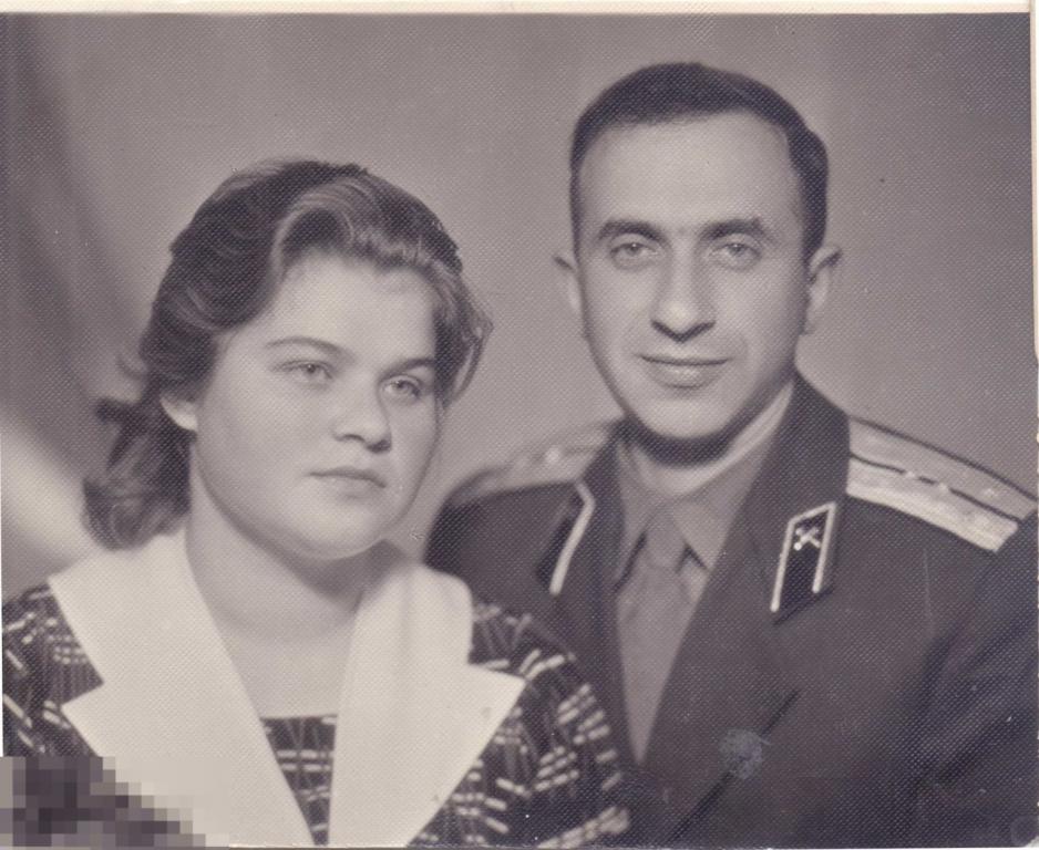 Старший лейтенант войск химзащиты Борис с супругой. Буянка, 1961 г.