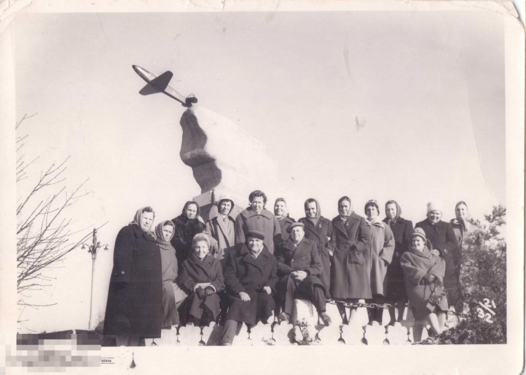 Крым. Севастополь. Группа туристов у памятника самолету. 1963 г.