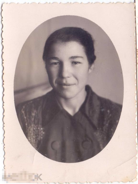 Девушка Ирина 20 лет. Овальная виньетка. 1957 г.