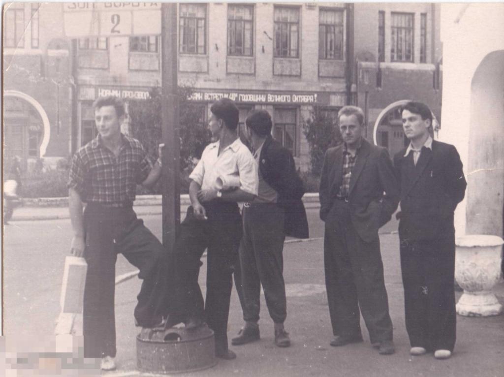 Киев. Группа юношей на остановке "Золотые ворота". 1957 г.