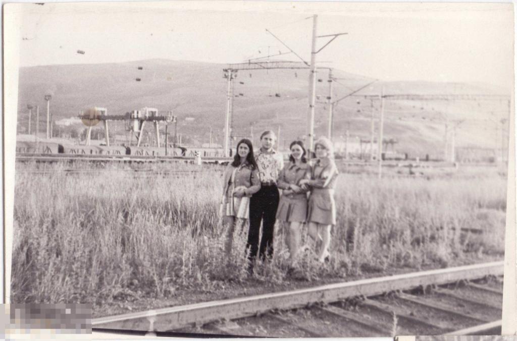 Три девушки и один юноша у железнодорожных путей. 1970-80-е гг.