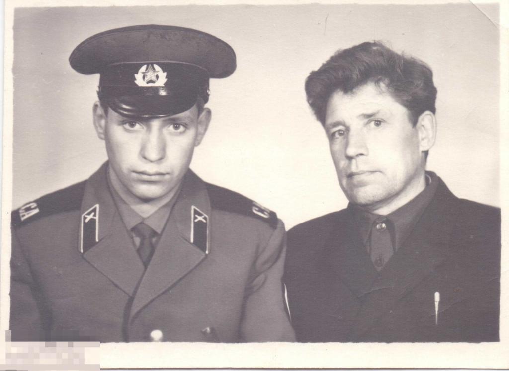 Солдат рядовой артиллерии комсомолец с отцом. 1960-е гг.