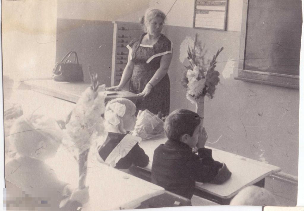 Дети в школьном классе с учительницей. Первоклассники 1 сентября. 1960-е гг.
