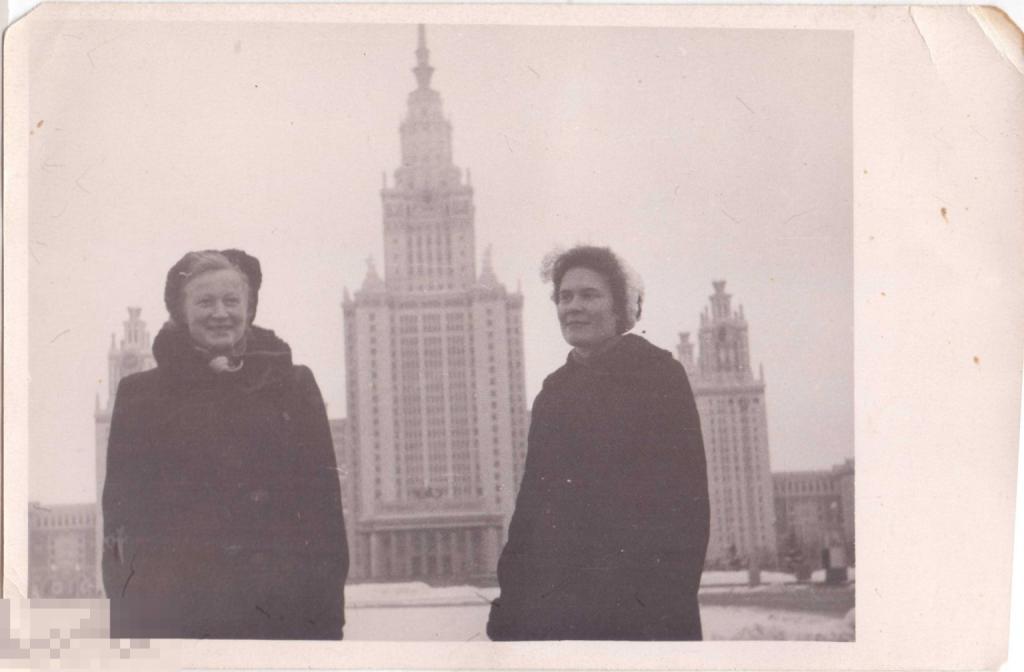 Москва. Две женщины на фоне МГУ. 1960-е гг.