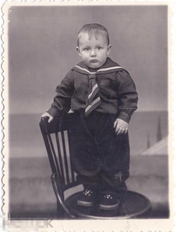Маленький мальчик стоит на стуле. 1960-е гг.