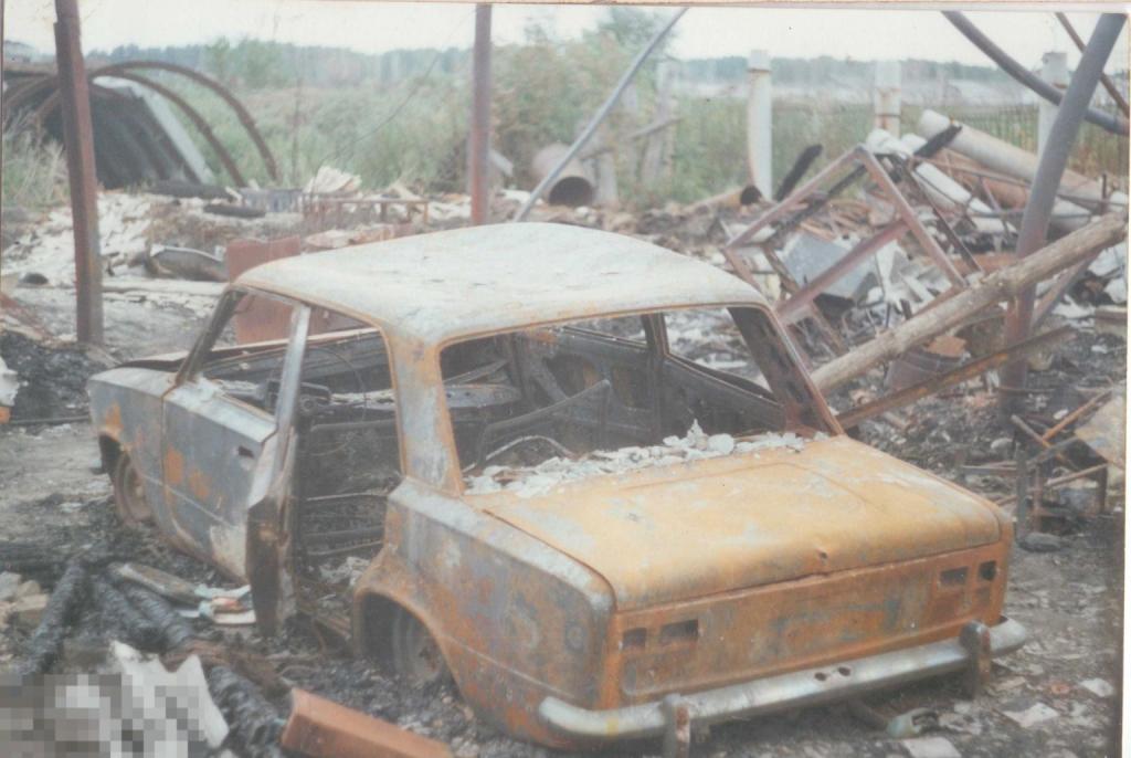 Кузов Жигулей на свалке металлолома (фотография). 1990-е гг.