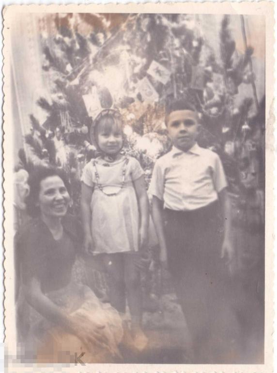 Мальчик и девочка у новогодней елки. 1960-е гг.