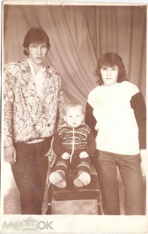 Молодая семья: мама, папа и маленький сын. 1970-е гг.