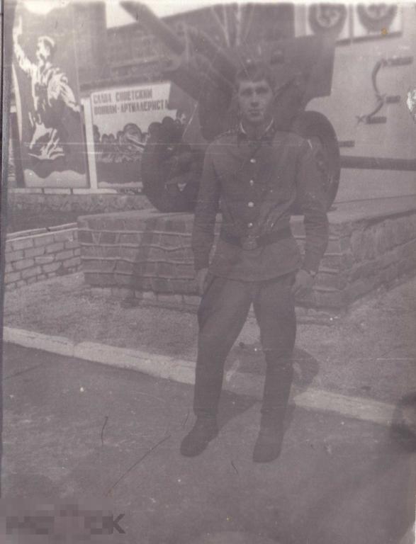 Солдат стоит у пушки. 1970-80-е гг.