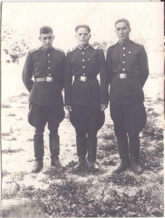 Два солдата и один сержант стоят на траве. 1950-е гг.