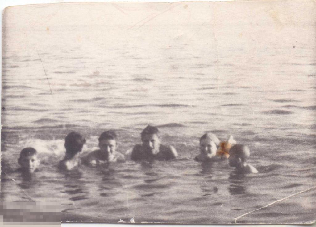 Группа пловцов: взрослых и детей. 1961 г.