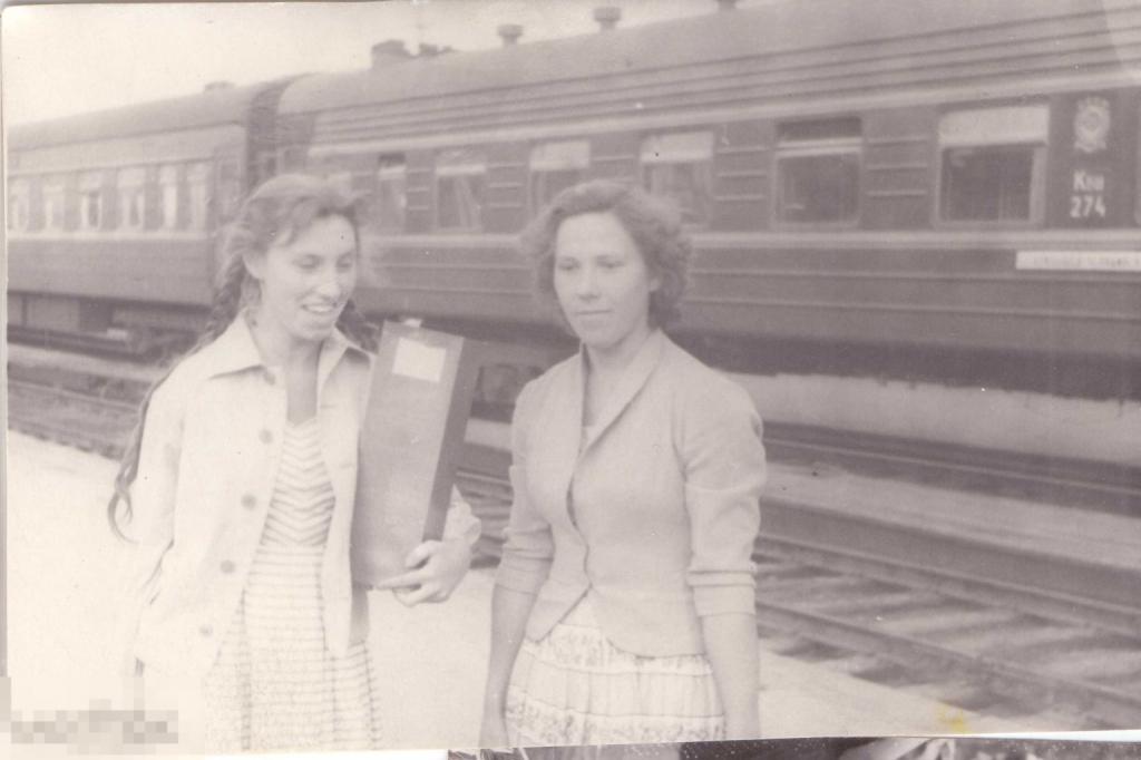 Две девушки у поезда Куйбышев - Челябинск. 1960 г.