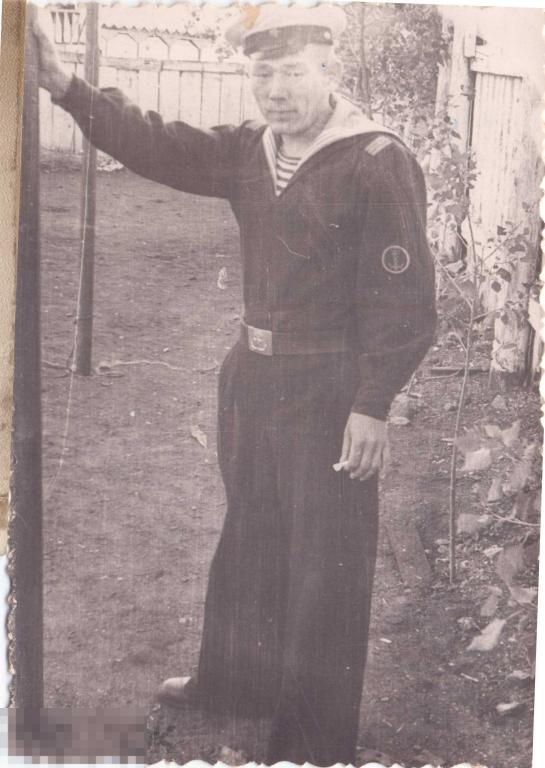 Старшина 1-й статьи ВМФ с папиросой в руке. 1957 г.
