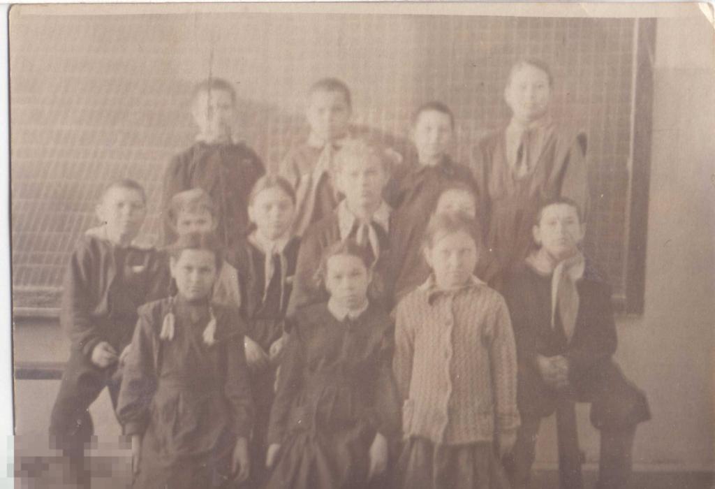 Школьники пионеры. Школьный класс на фоне классной доски. 1950-е гг.
