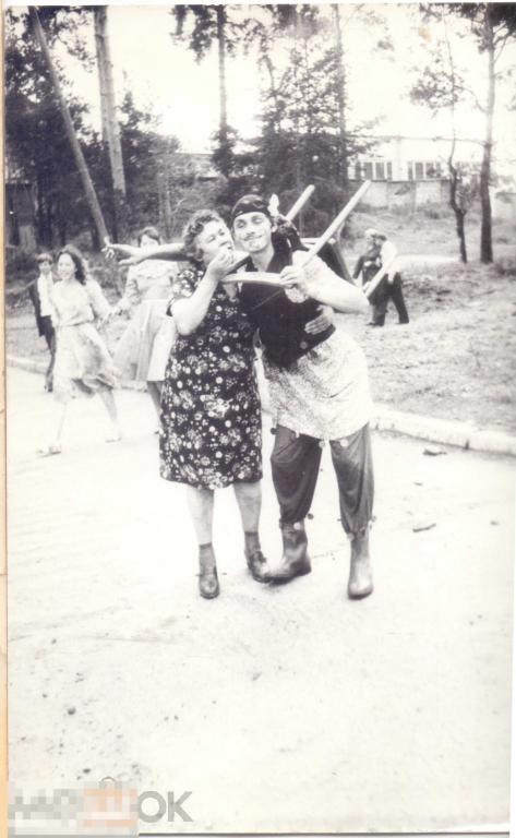 Сценка в санатории: аниматор, женщина и стул. 1970-е гг.