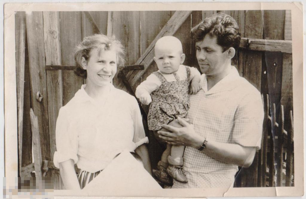 Семья Кайгородовых с маленькой дочерью. 1960-е гг.