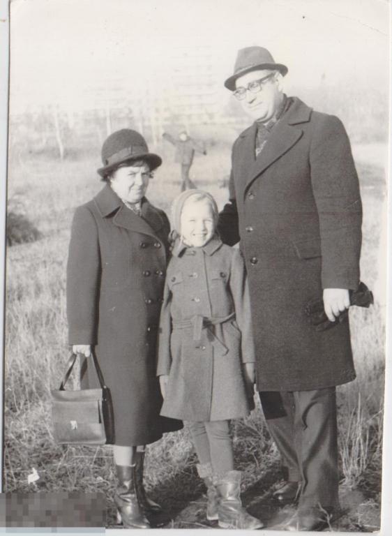 Семья в пальто: мама, папа и дочь. 1960-70-е гг.