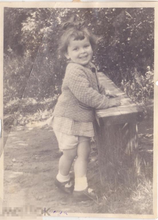 Маленькая девочка у скамейки. Оля, 3 года. 1960-е гг.