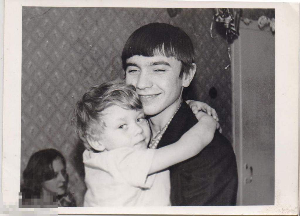 Юноша с маленьким ребенком. 1970-е гг.