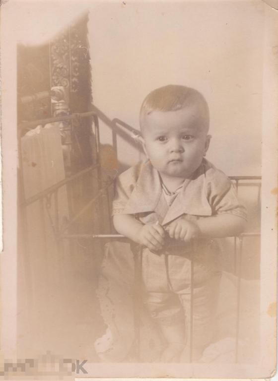 Маленький мальчик стоит у края кроватки. 1960-е гг.