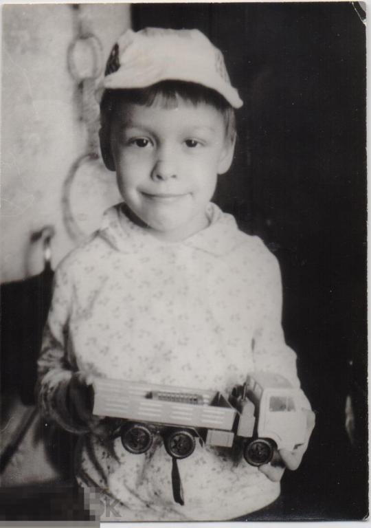 Маленький мальчик (5 лет) с игрушечным Камазом в руках. 1980-е гг.