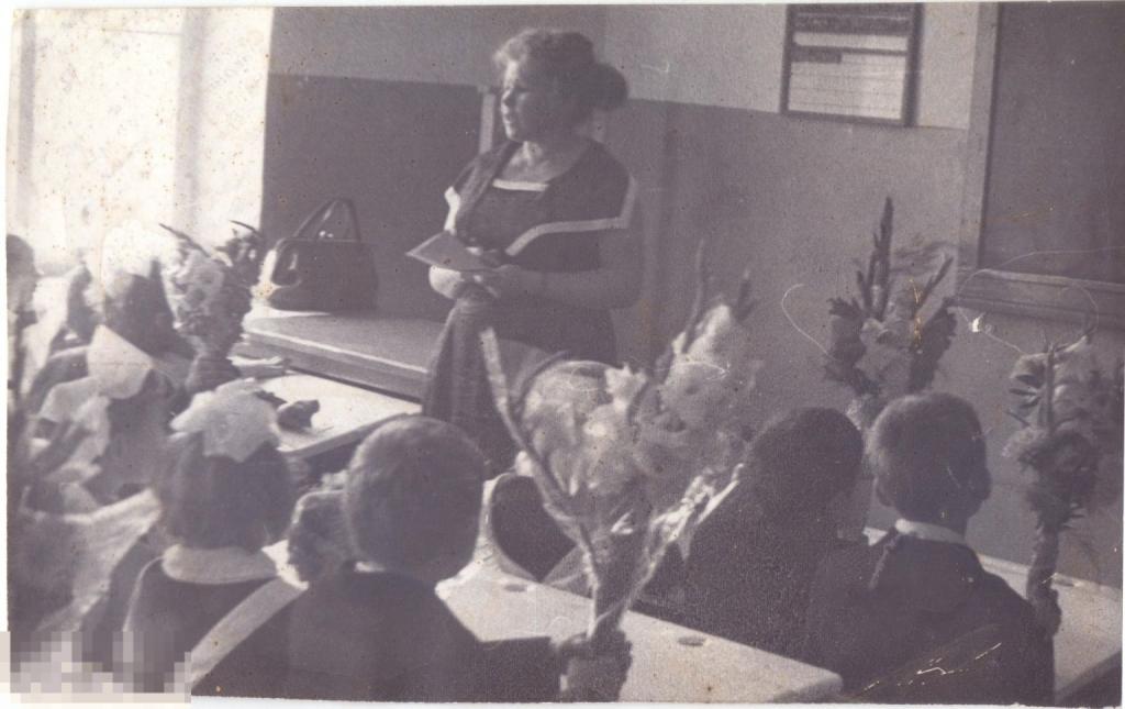 Учительница и дети с цветами в классе 1 сентября. 1970-е гг.