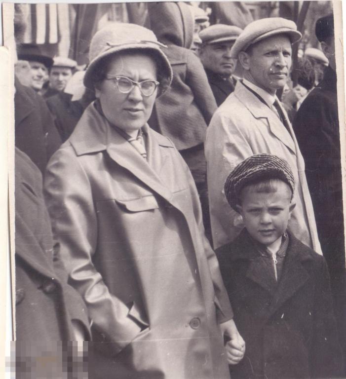 Мать с сыном на демонстрации. 1960-е гг. 