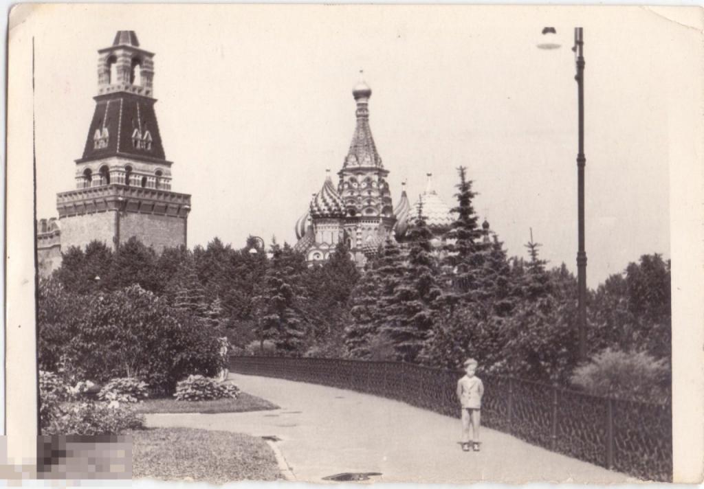 Маленький мальчик позирует в Московском кремле. 1960-е гг.