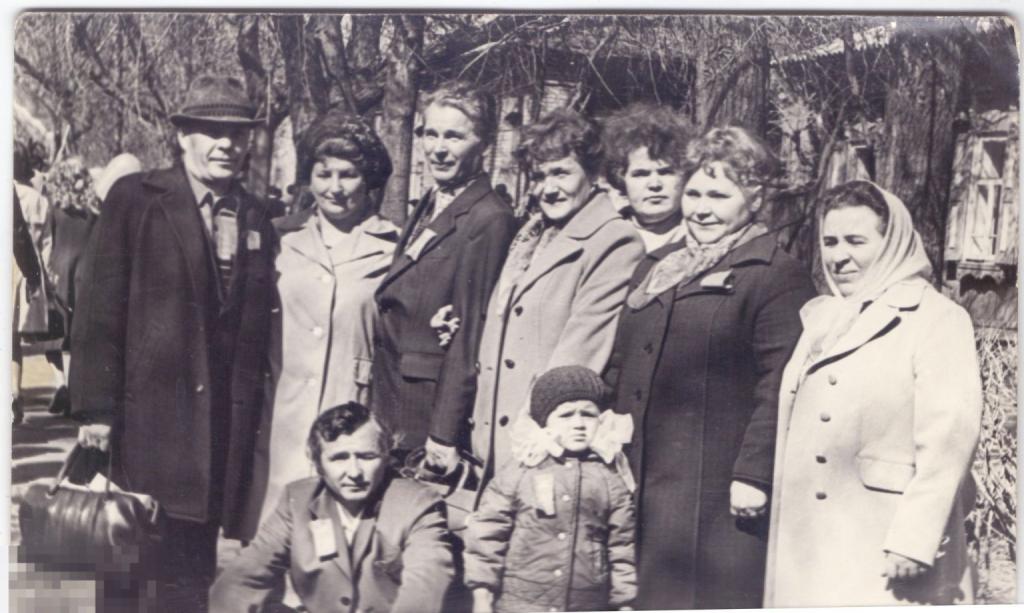Группа мужчин и женщин и маленькая девочка на демонстрации. 1960-70-е гг.