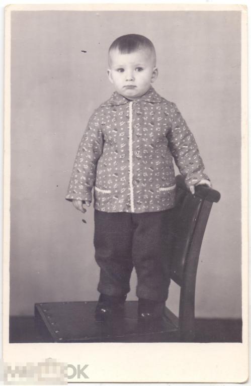 Маленький мальчик на стуле. 1960-е гг.