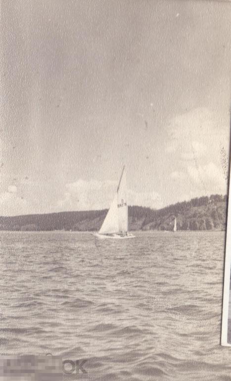 Парусник яхта на озере. 1960-е гг.