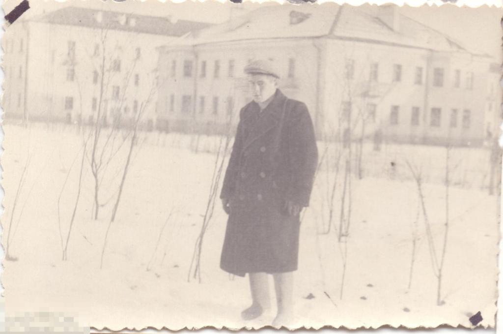 Мужчина в валенках зимой на улице. 1950-60-е гг.