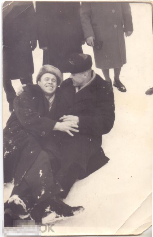Двое мужчин лежат в снегу. 1960-70-е гг.