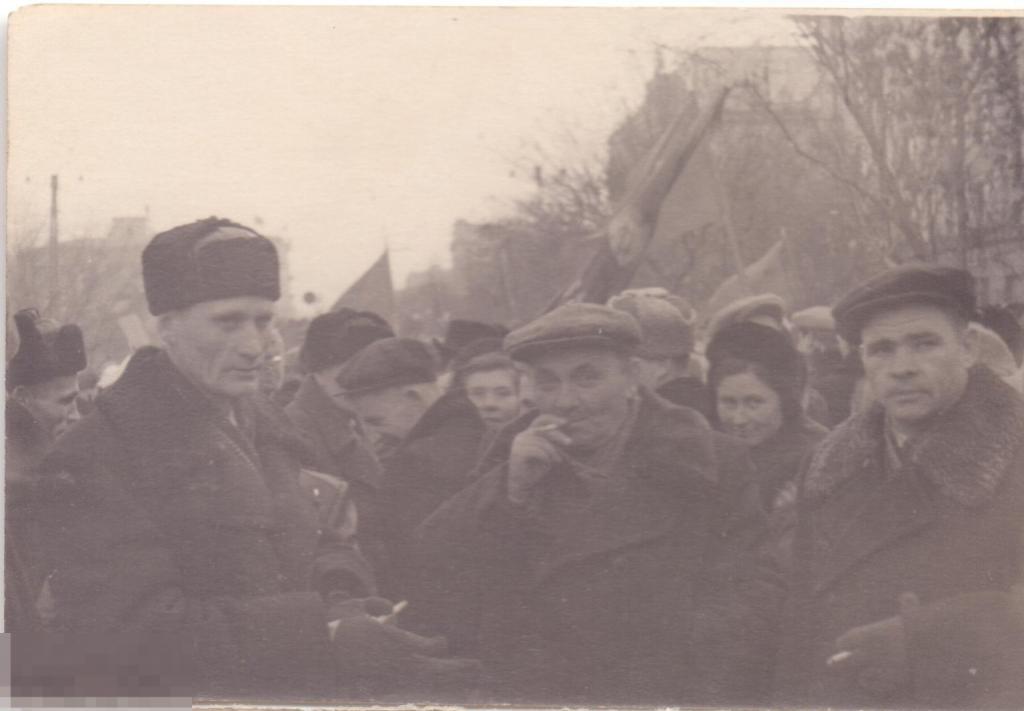 Группа мужчин и женщина на демонстрации. 1960-е гг. 