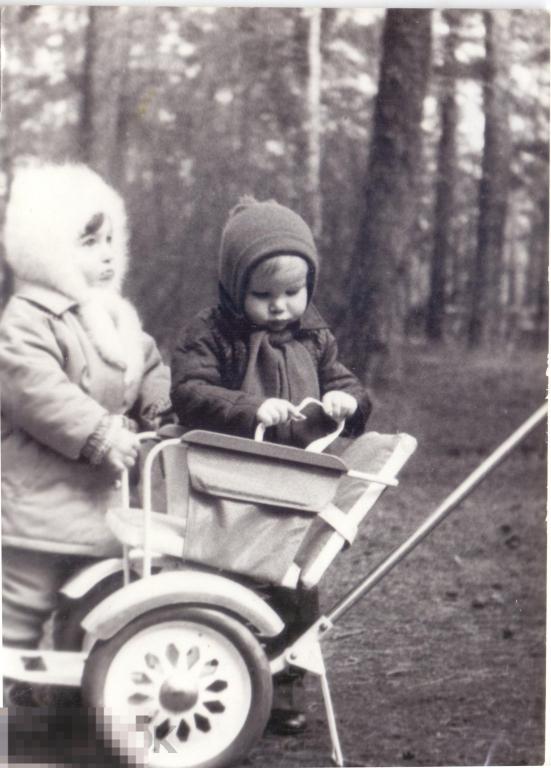 Маленькие дети у коляски в лесу. 1976 г.