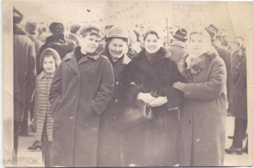 Четыре женщины и девочка на демонстрации. 1960-е гг.