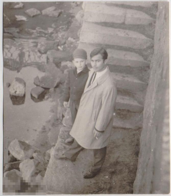 Юноша в плаще с мальчиком на лестнице. 1960-70-е гг.