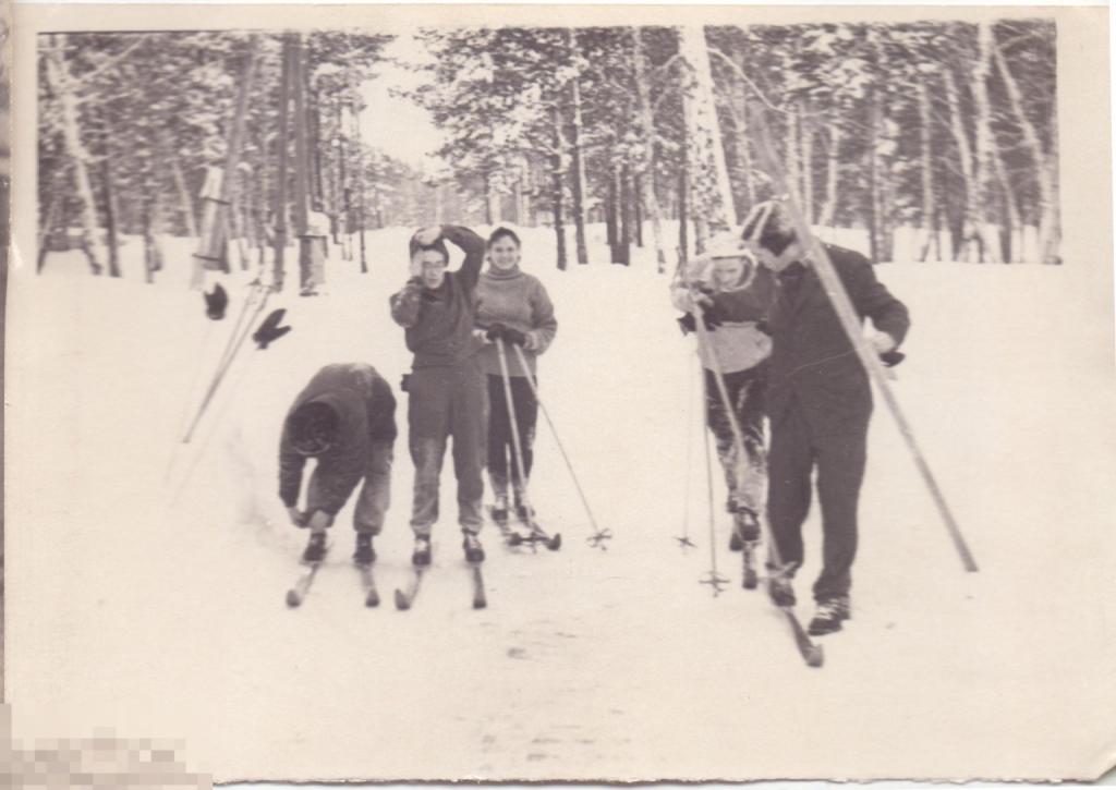Группа лыжников и лыжниц в лесу. 1960-е гг.