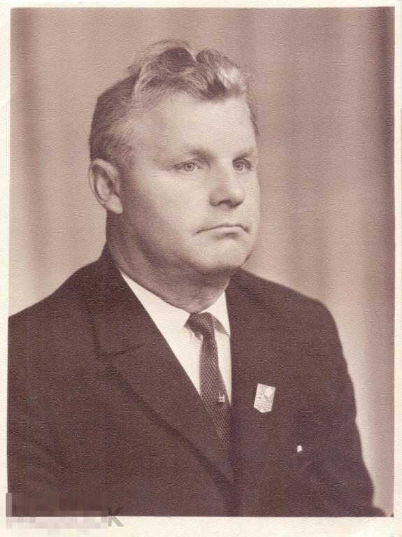 Мужчина со значком ударника коммунистического труда. 1960-70-е гг.