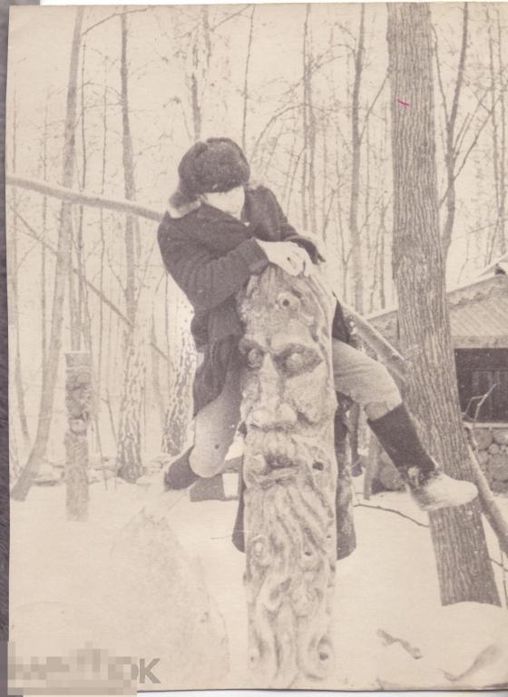 Двое юношей зимой в детском городке. 1960-70-е гг.