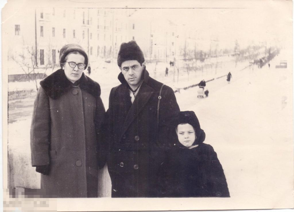 Семья зимой: мама, папа и маленький сын. 1960-е гг.