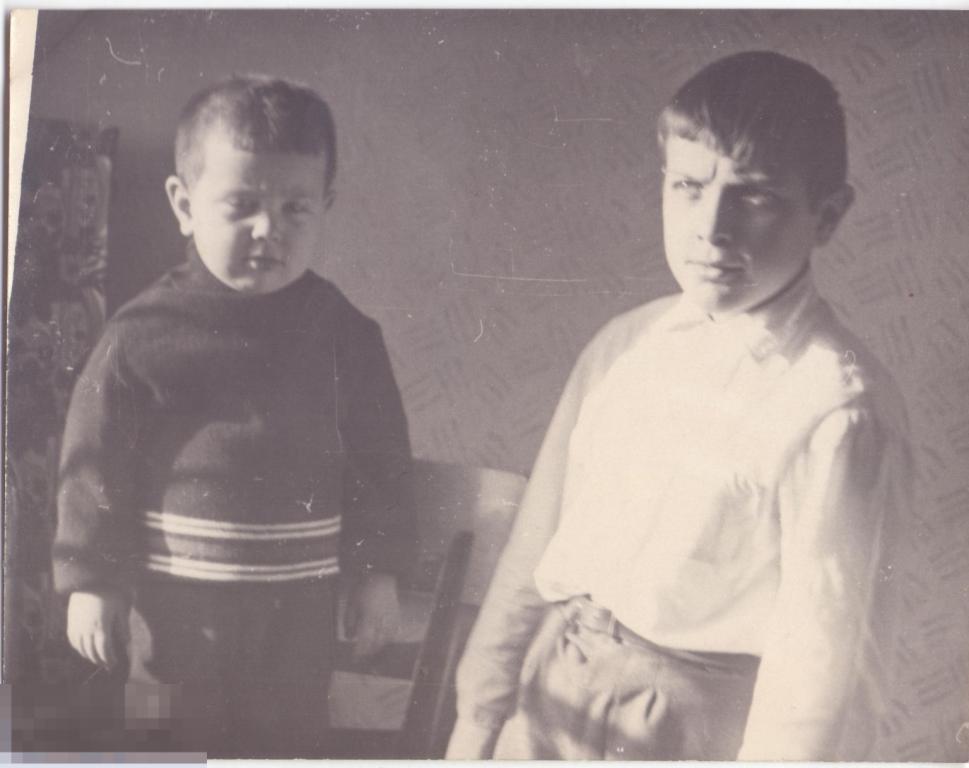 Два мальчика, маленький и постарше. 1960-е гг.