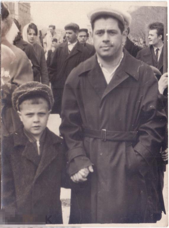 Отец с сыном на демонстрации. 1960-е гг.