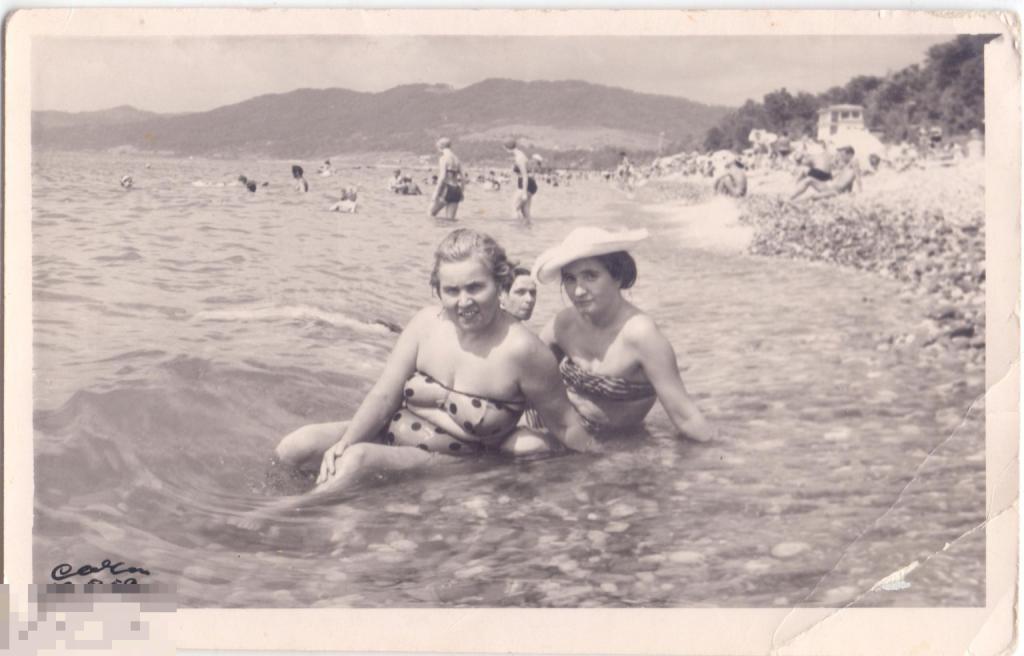 Две женщины в купальниках на берегу моря. Сочи, 1959 г.