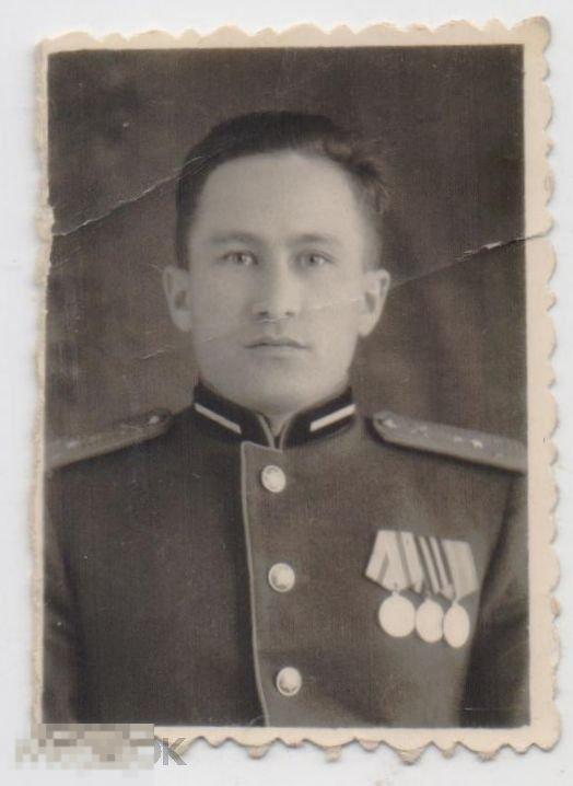 Капитан артиллерии с тремя медалями. Мини. Начало 1950-х гг.