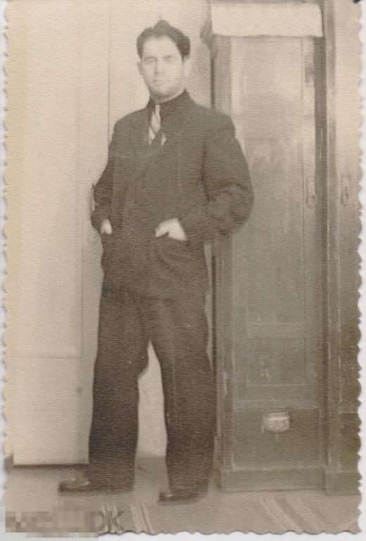 Мужчина в костюме у шкафа. 1958 г.