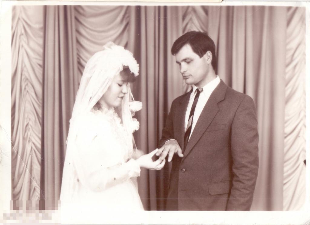 Свадьба. Жених и невеста меняются кольцами. Саша и Ира. 1970-80-е гг.