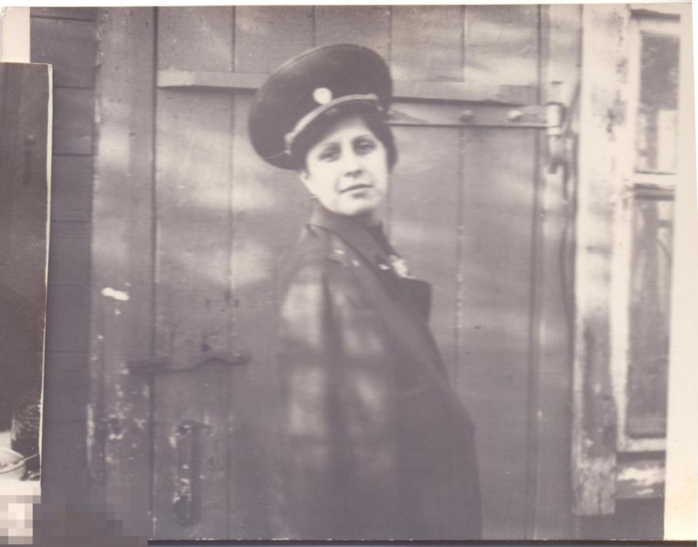 Женщина в офицерской фуражке и кителе с погонами майора. 1960-е гг.