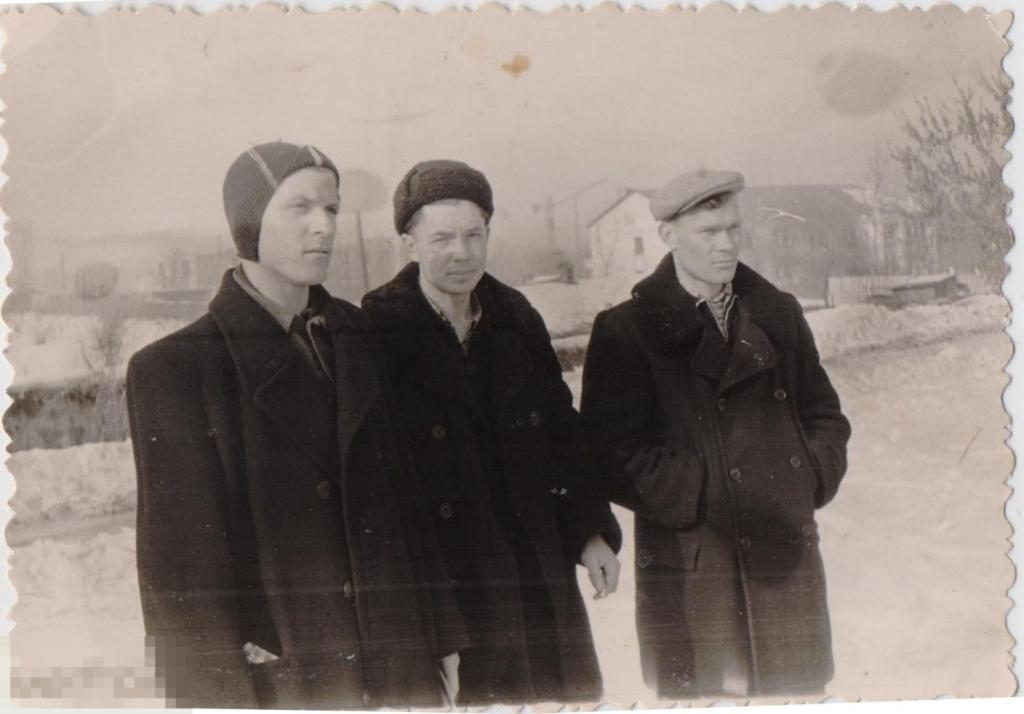 Трое мужчин-спортсменов перед забегом зимой. Алма-Ата, 1958 г.