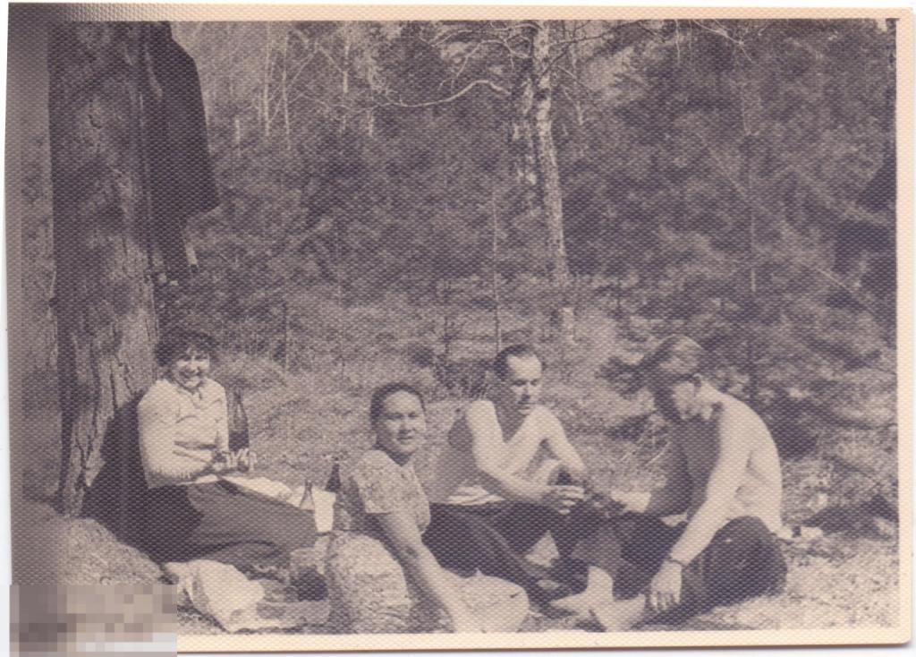 Две женщины и двое мужчин пьют пиво на природе. 1965 г.